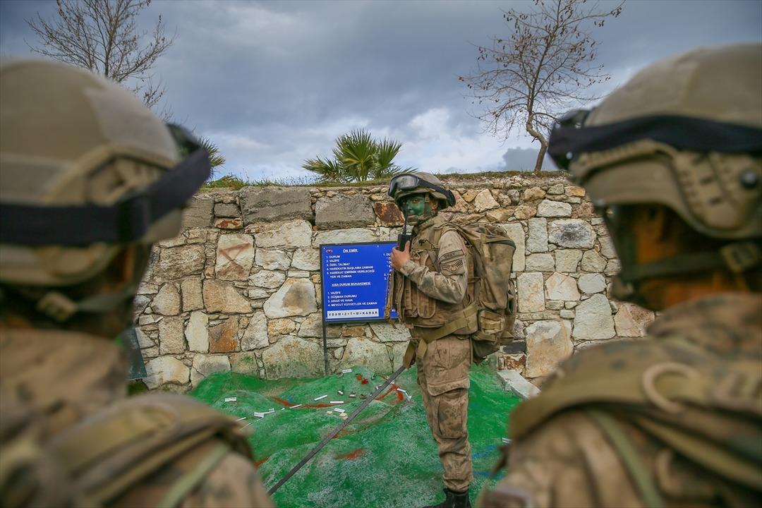 T&uuml;rkiye'nin ilk kadın astsubayları komando okulundan mezun oldu