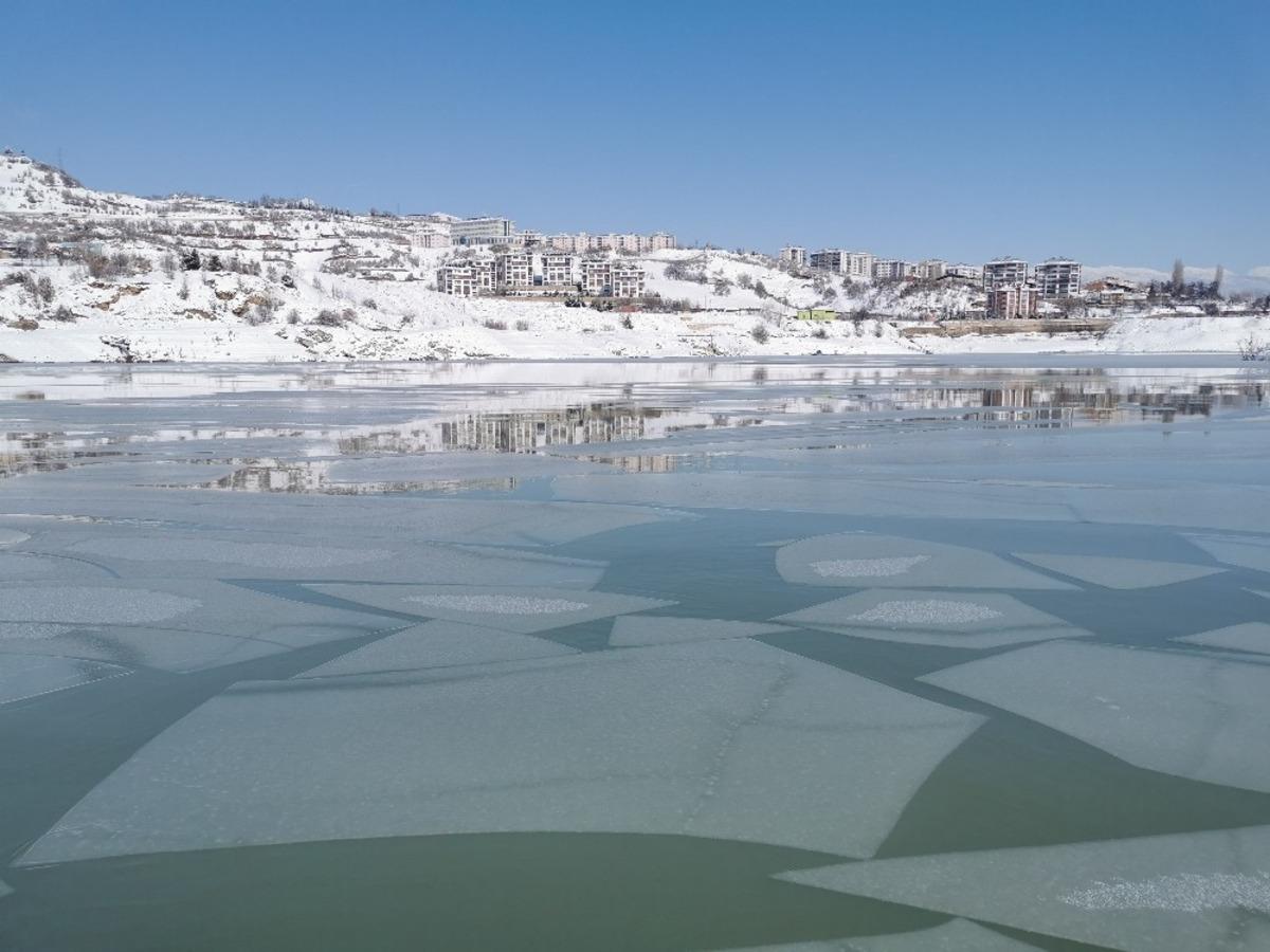 Tunceli&rsquo;de baraj g&ouml;l&uuml;n&uuml;n bir b&ouml;l&uuml;m&uuml; buz tuttu