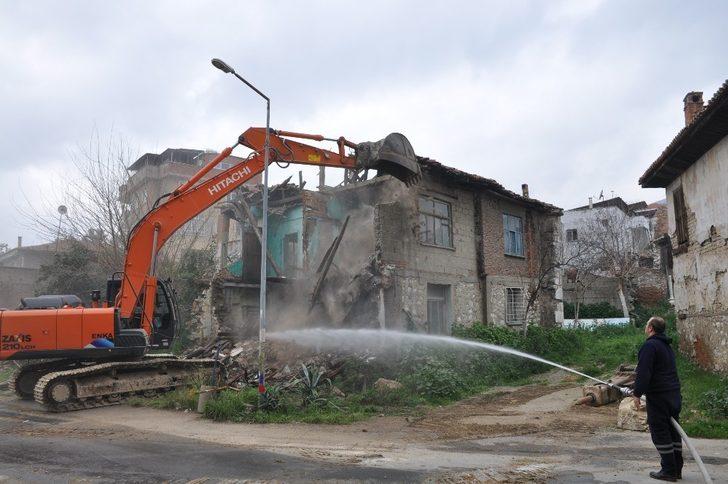 Sanatçı Salkım’ın doğup büyüdüğü ev yıkıldı G4