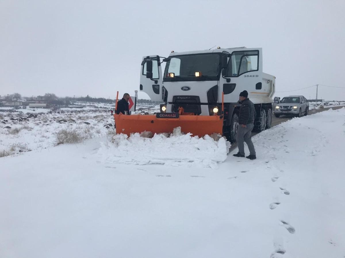 Cizre&rsquo;de kar nedeni ile kapanan k&ouml;y yolları ulaşıma a&ccedil;ılıyor