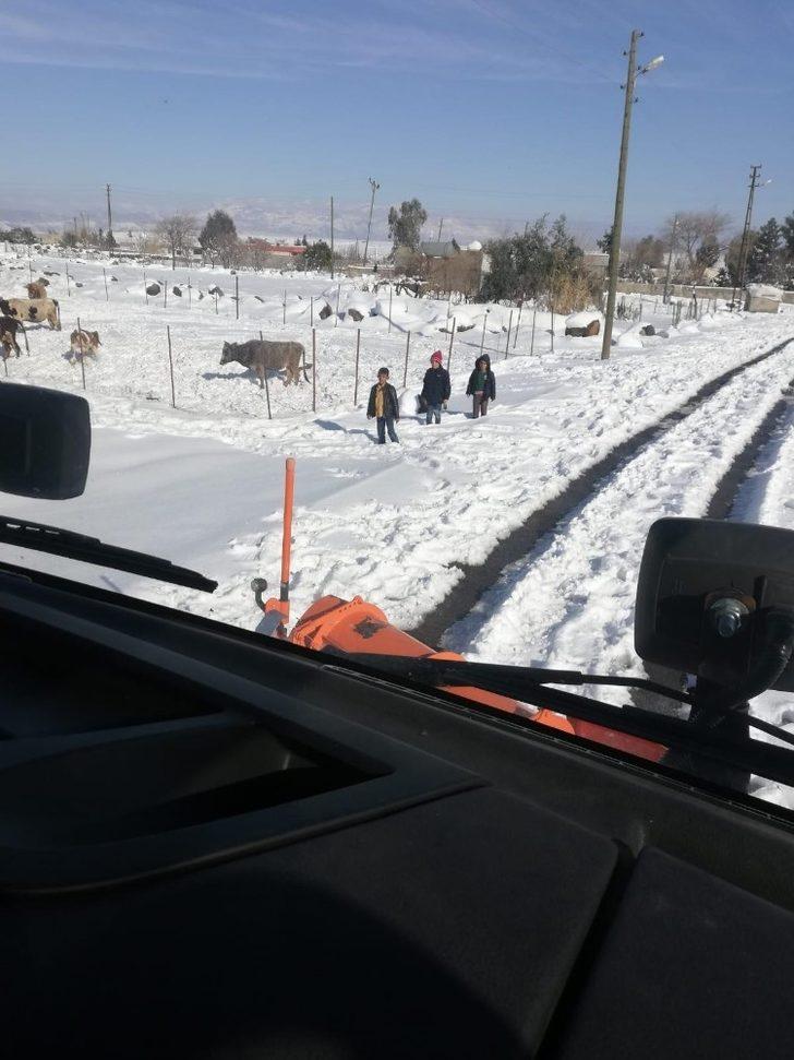 Cizre’de kar nedeni ile kapanan köy yolları ulaşıma açılıyor G4