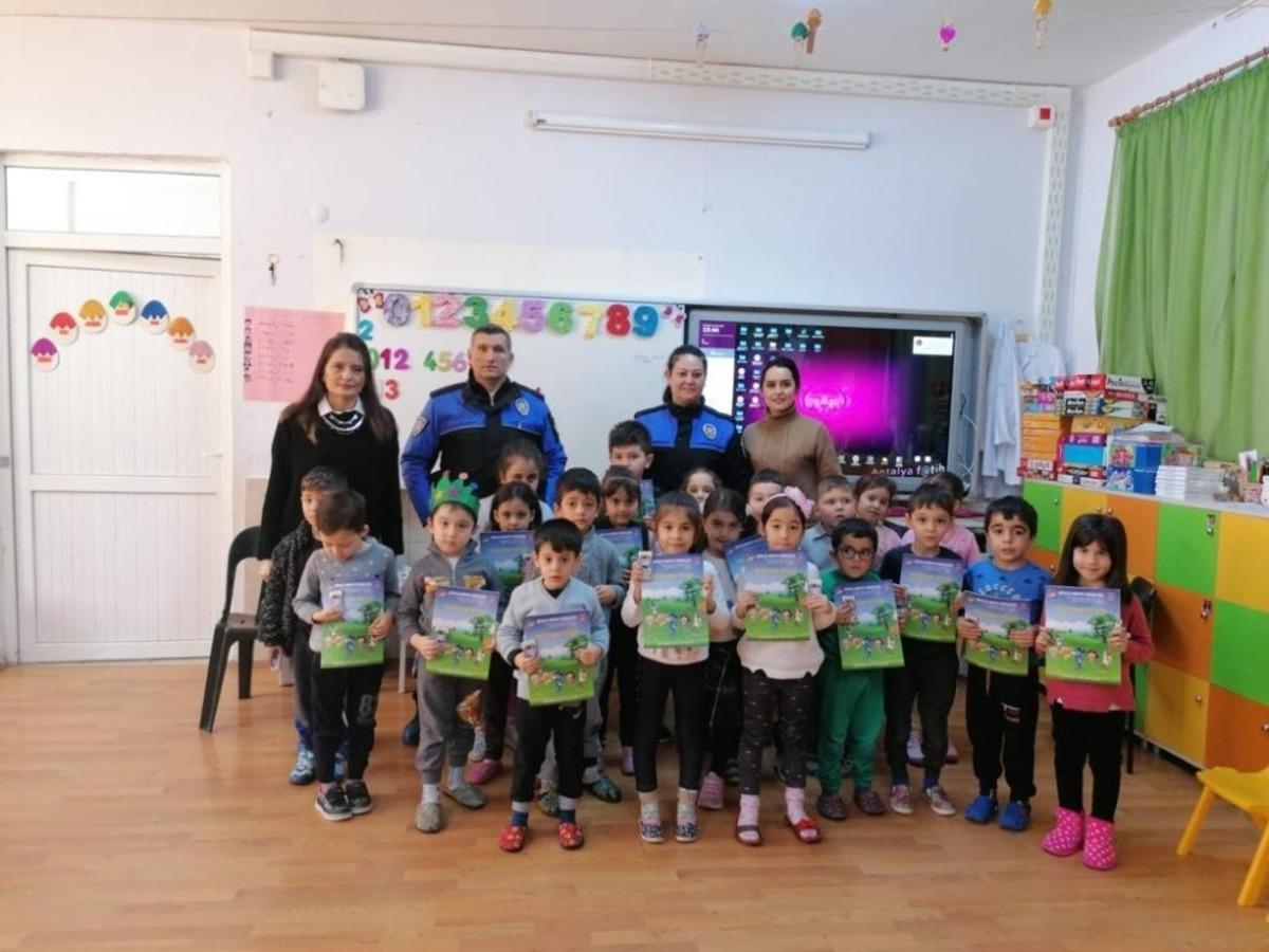 Polisten &ouml;ğretmen ve &ouml;ğrencilere bilgilendirme semineri