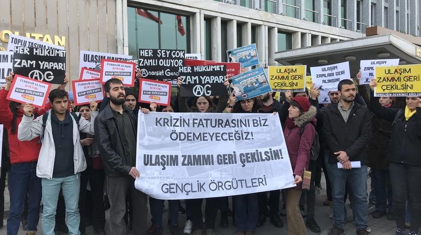 &Uuml;niversite &ouml;ğrencilerinden İBB &ouml;n&uuml;nde ulaşım zammı protestosu