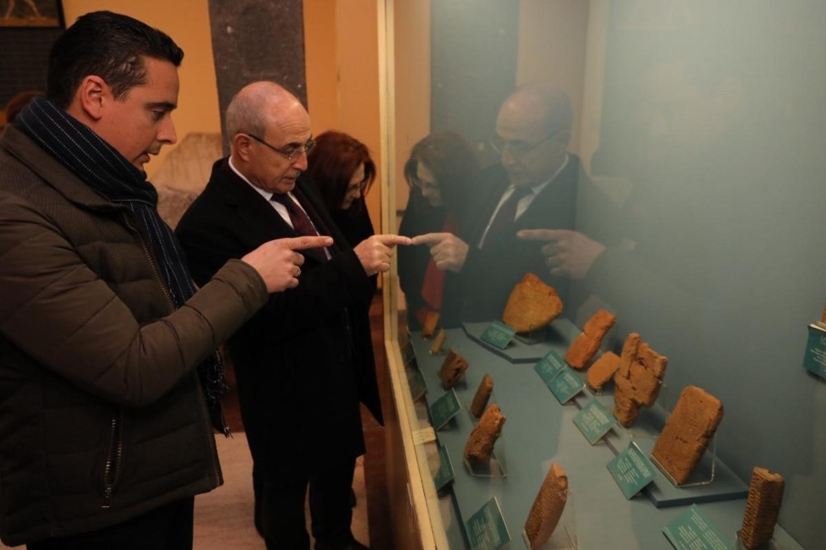 D&uuml;nya Sevgi G&uuml;n&uuml;&rsquo;nde en eski aşk şiirinin sergilendiği m&uuml;zeyi gezdiler