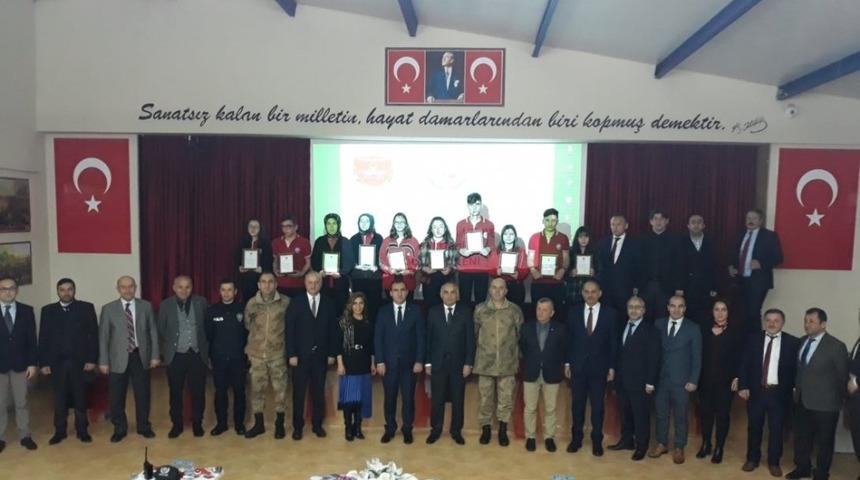 10 bin lirayı TSK&rsquo;ya bağışlayan lise &ouml;ğrencileri madalya ve beratla &ouml;d&uuml;llendirildi