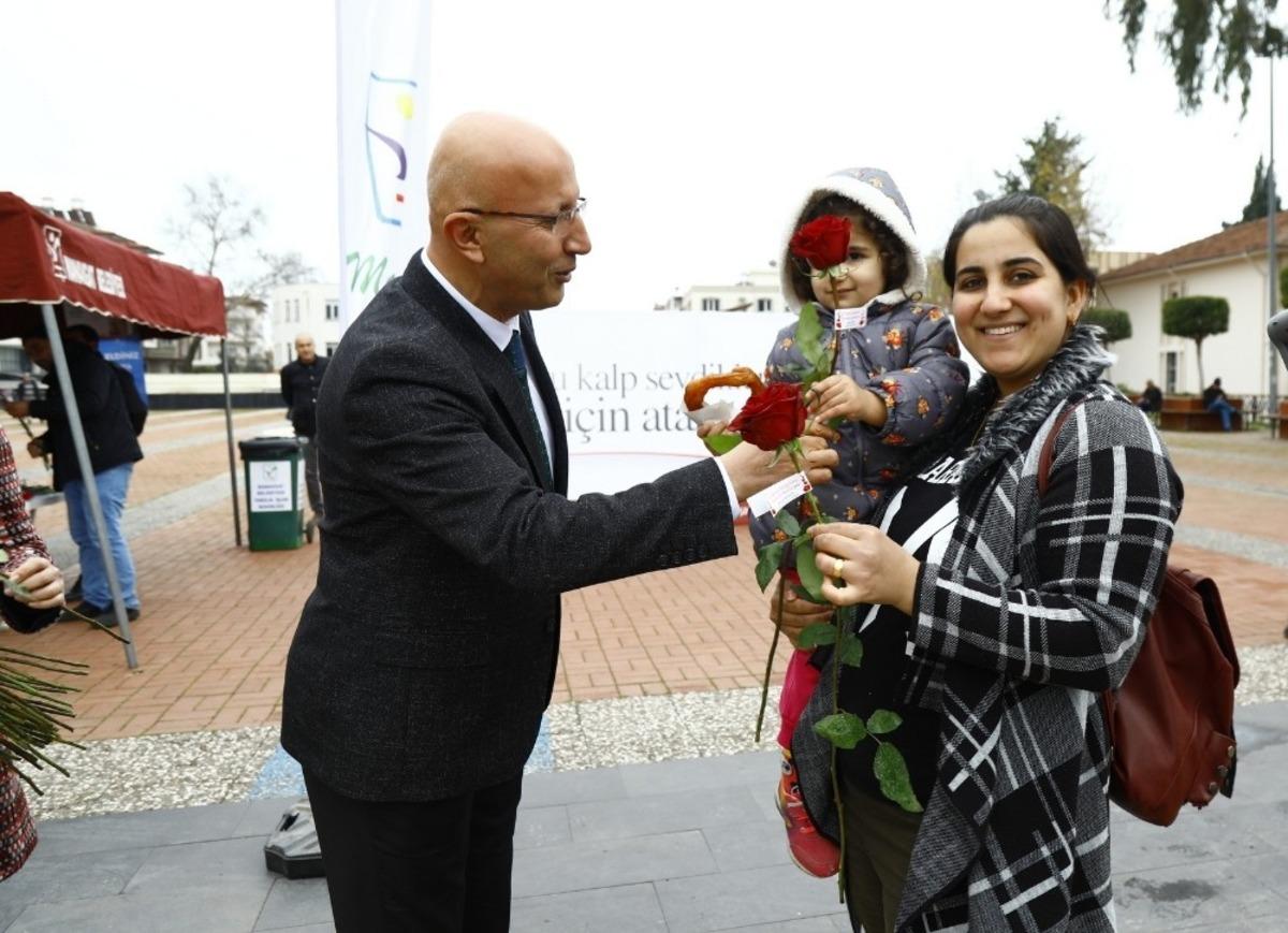Sevgililer G&uuml;n&uuml;nde 5 bin &ccedil;icek dağıtıldı