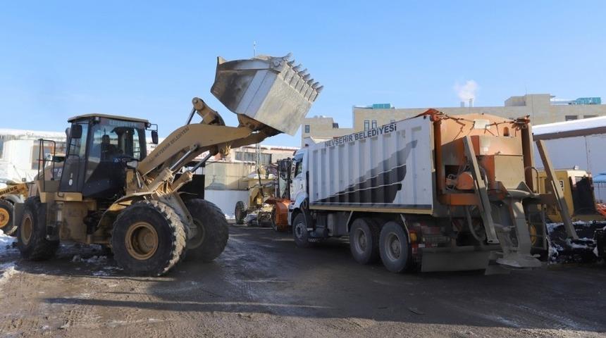 Nevşehir Belediyesi buzlanmaya karşı 600 ton buz daha stok etti