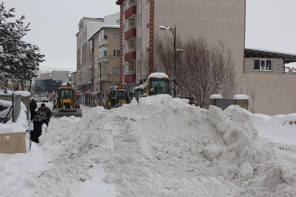 Zara il&ccedil;esinde karla m&uuml;cadele &ccedil;alışmaları aralıksız devam ediyor