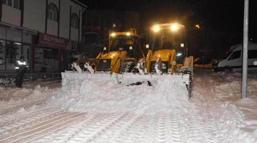 G&uuml;r&uuml;n il&ccedil;esinde karla m&uuml;cadelede gece mesaisi