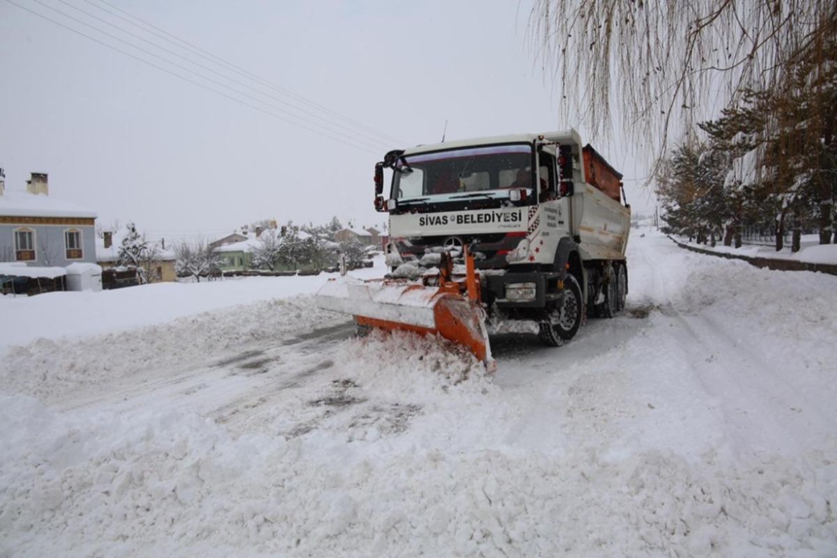 Sivas kent merkezinde kar temizleme &ccedil;alışmaları aralıksız devam ediyor