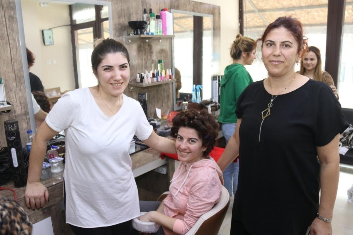 14 Şubat gelinlerinin sa&ccedil; ve makyajları kursiyerlerden
