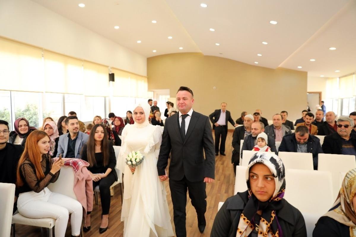 Sevgililer G&uuml;n&uuml;nde 24 &ccedil;ift mutluluğa &rsquo;evet&rsquo; dedi