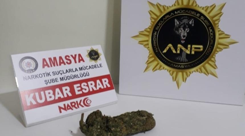 Ayakkabının i&ccedil;inde 100 gram esrar yakalandı