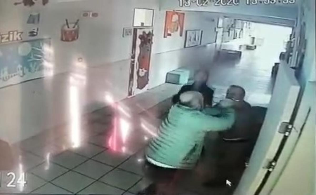Bursa'da okul koridorunda dehşet! Veli &ouml;ğretmeni darp etti