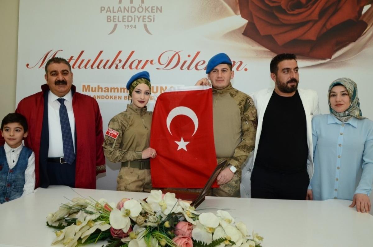 Askeri &uuml;niformayı giydiler, mutluluğa &lsquo;evet&rsquo; dediler