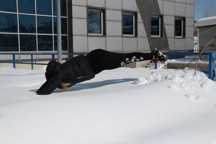 Van'da rekor kıran kar yağışı sonrası ilginç görüntü! Karda yüzdüler! G1