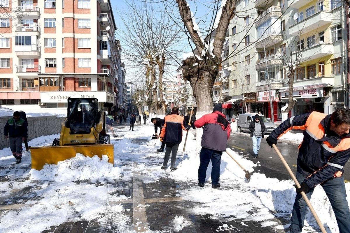 Malatya&rsquo;da karla m&uuml;cadele &ccedil;alışması