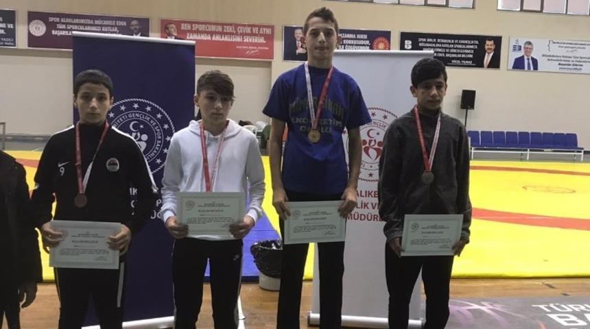 İzmit Belediyesporlu gen&ccedil; g&uuml;reş&ccedil;i, Kocaeli&rsquo;yi temsil edecek