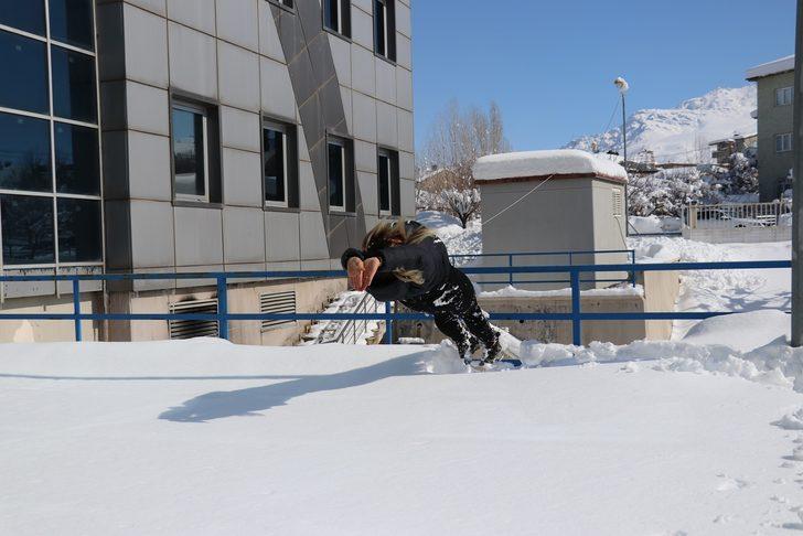 Van'da rekor kıran kar yağışı sonrası ilginç görüntü! Karda yüzdüler! G2