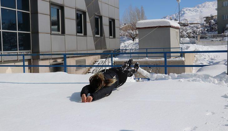 Van'da rekor kıran kar yağışı sonrası ilginç görüntü! Karda yüzdüler! G3