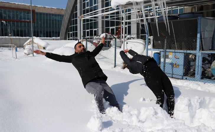 Van'da rekor kıran kar yağışı sonrası ilginç görüntü! Karda yüzdüler! G5