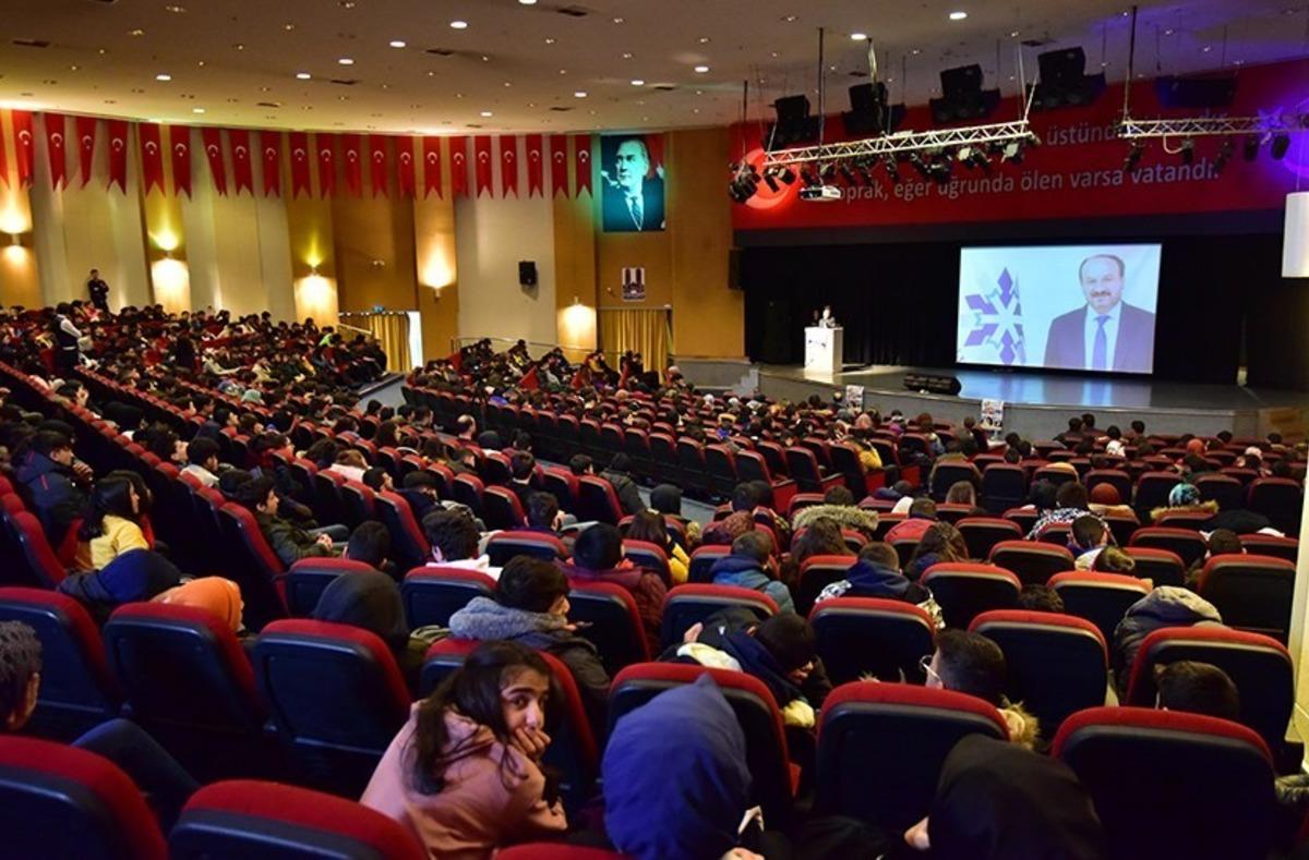 Rekt&ouml;r &Ccedil;akmak, liselilere başarı ve kariyer dersi verdi