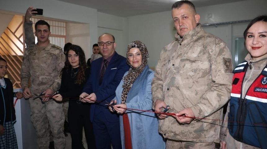 K&uuml;t&uuml;phane a&ccedil;ılışından sonra &ouml;ğrenciler sağlık taramasından ge&ccedil;irildi