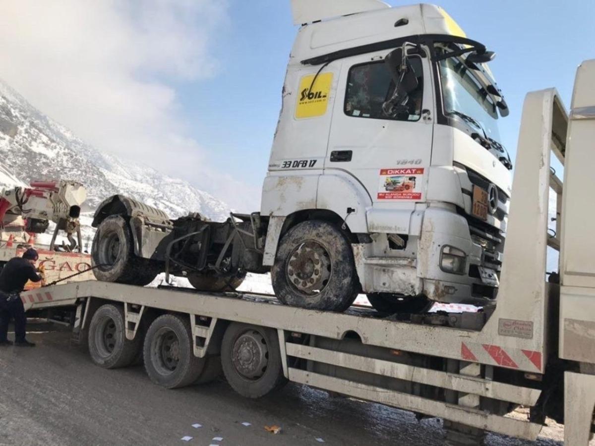 Siirt&rsquo;te mazot y&uuml;kl&uuml; kamyon devrildi, s&uuml;r&uuml;c&uuml; ara&ccedil;tan atlayarak kurtuldu