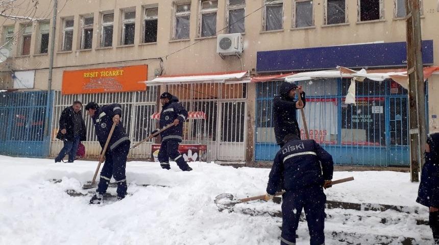 DİSKİ ekiplerinden kar temizleme &ccedil;alışmalarına destek