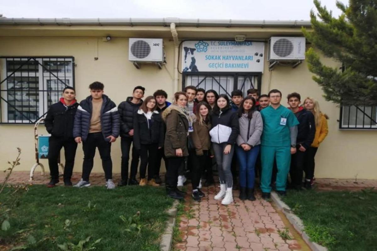 &Ouml;ğrenciler hayvan sevgisini bakımevindeki hayvanlarla pekiştirdi