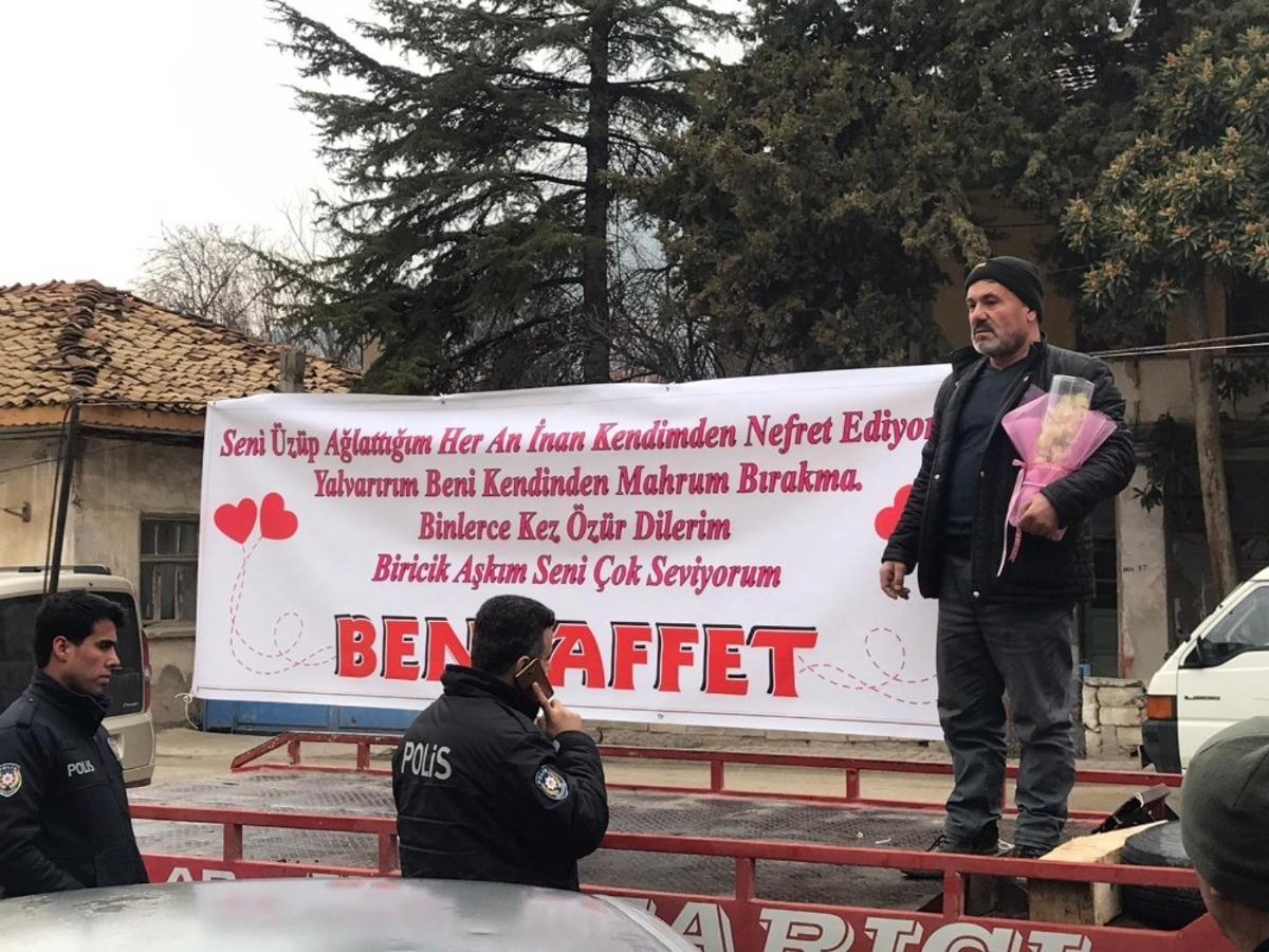 Af dilemek i&ccedil;in "Biricik aşkım" diye a&ccedil;tığı pankart sonrası karakola d&uuml;şt&uuml;