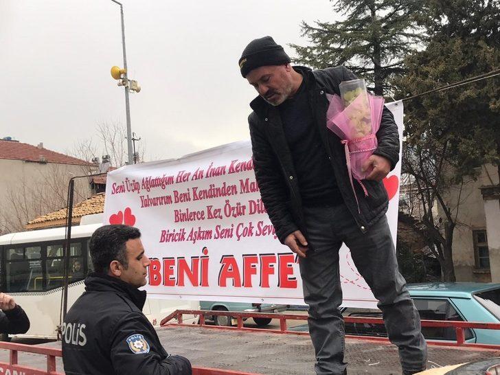 Af dilemek için "Biricik aşkım" diye açtığı pankart sonrası karakola düştü G4