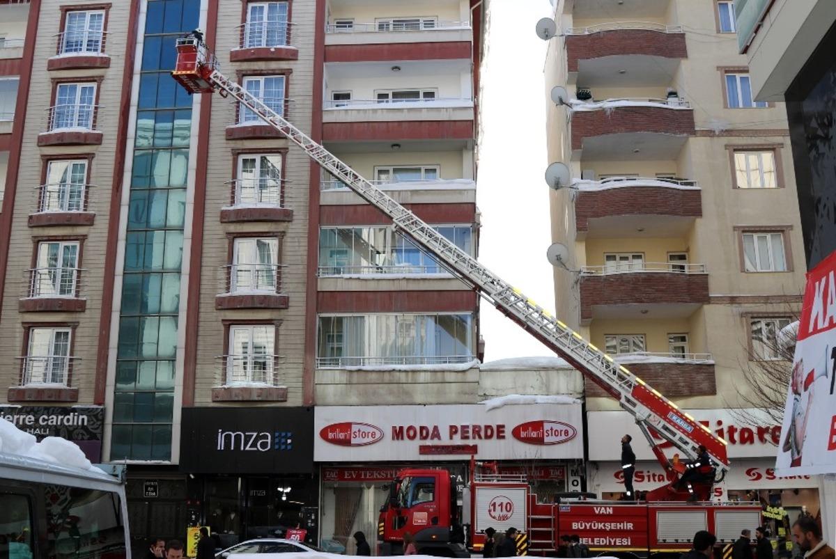 İtfaiye ekibinden &lsquo;buz&rsquo; mesaisi