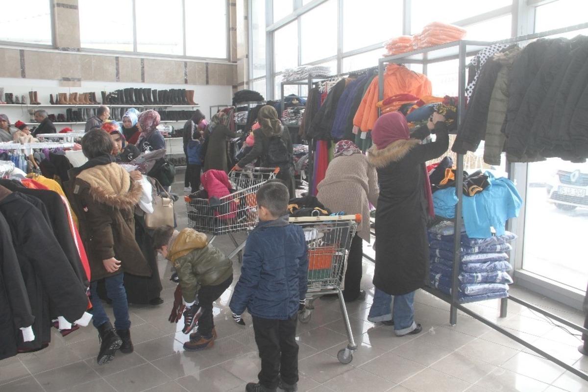 Elazığ&rsquo;da depremzedeler i&ccedil;in giyim mağazası