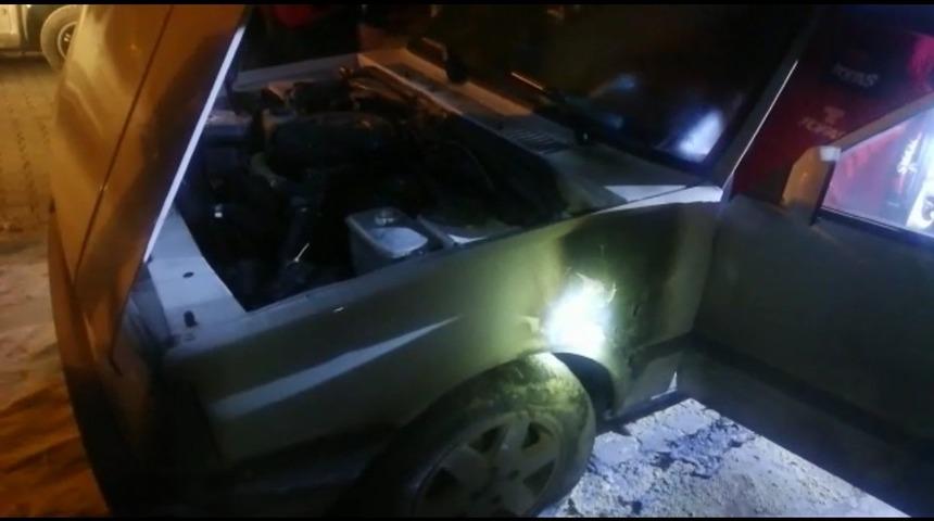 Park halinde yanan otomobile itfaiye m&uuml;dahale etti