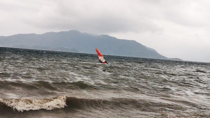14 Şubat’ta en sevdikleri rüzgar ve sörf ile aşk yaşıyorlar G1