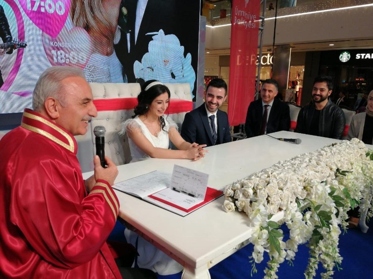 &Uuml;mraniye&rsquo;de 14 Şubat Sevgililer G&uuml;n&uuml;&rsquo;nde 14 &ccedil;ift hayatlarını birleştirdi