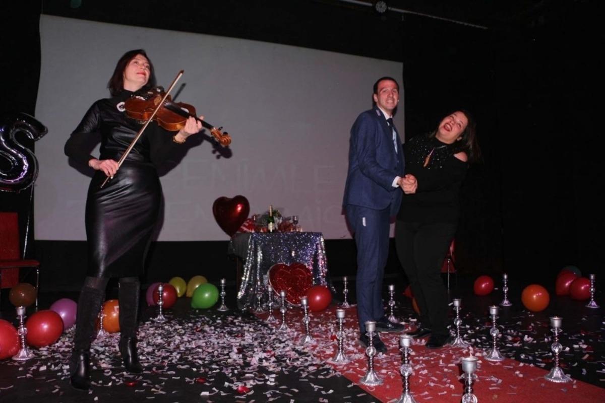 Kuşadası&rsquo;nda tiyatro sahnesinde evlilik teklifi