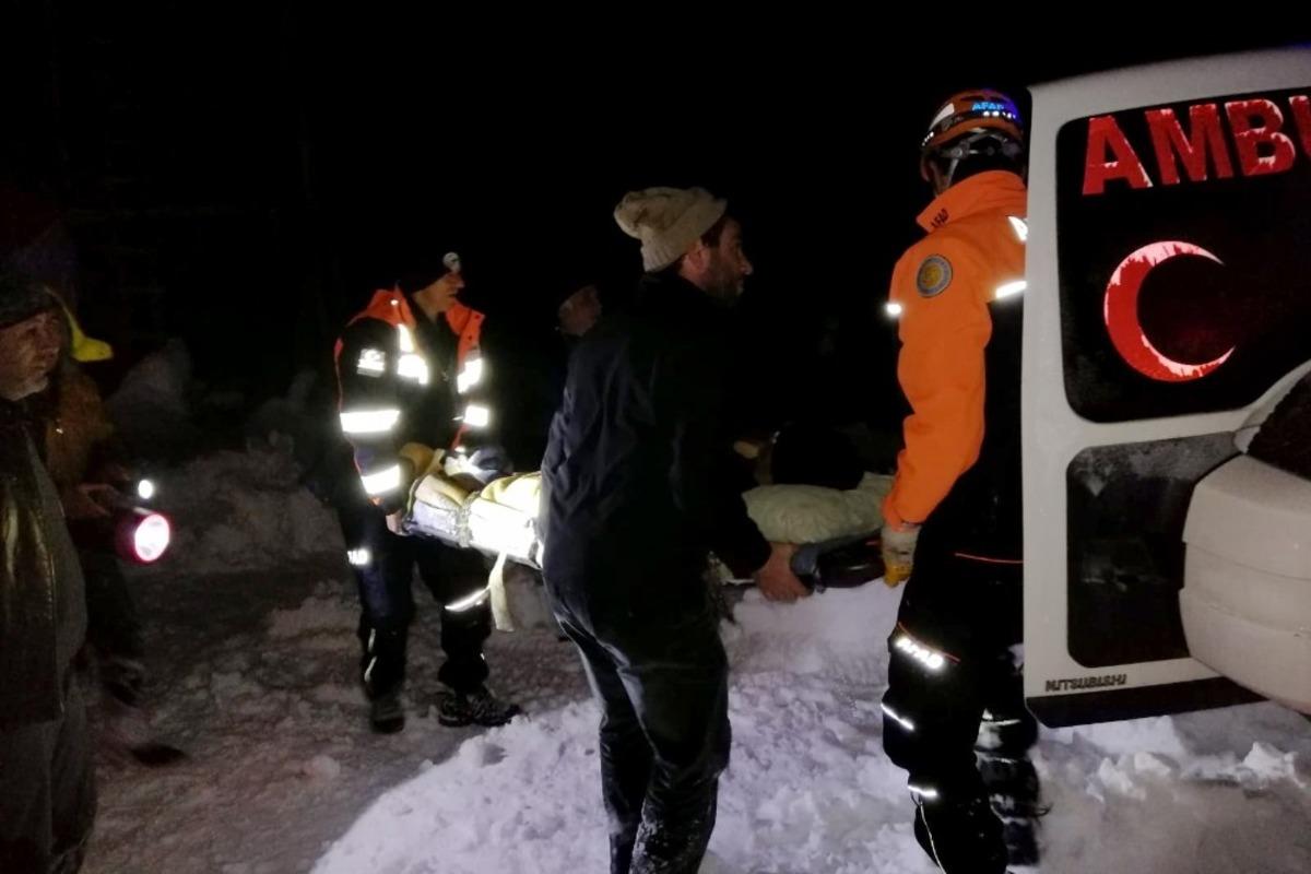 Komşusunun &ccedil;atısını temizlerken d&uuml;şt&uuml;