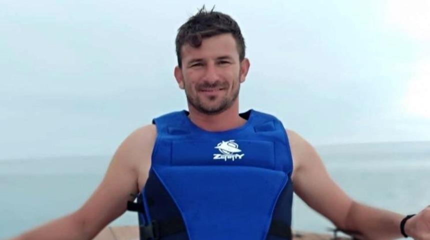 Barakasında kendini vurdu