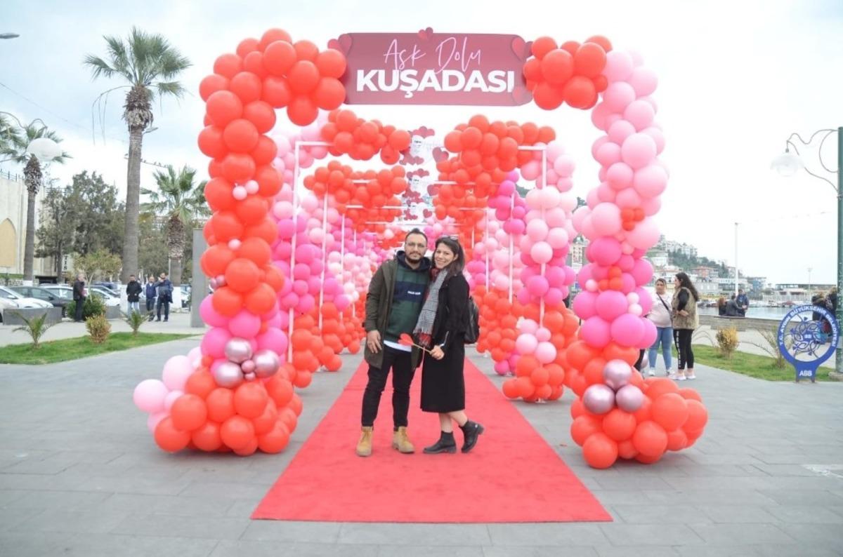 Kuşadası&rsquo;nda 14 Şubat Sevgililer G&uuml;n&uuml; coşkuyla kutlandı.