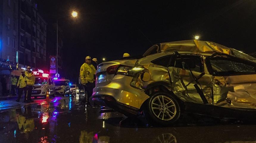 İzmir'de park halindeki ara&ccedil;lara &ccedil;arparak devrilen otomobilin s&uuml;r&uuml;c&uuml;s&uuml; hayatını kaybetti