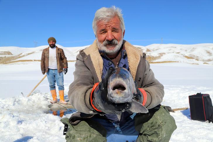 Gölün donması avcıları durdurmadı... Eskimo usulü balık tuttular G2