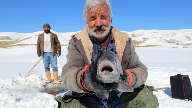 Gölün donması avcıları durdurmadı... Eskimo usulü balık tuttular