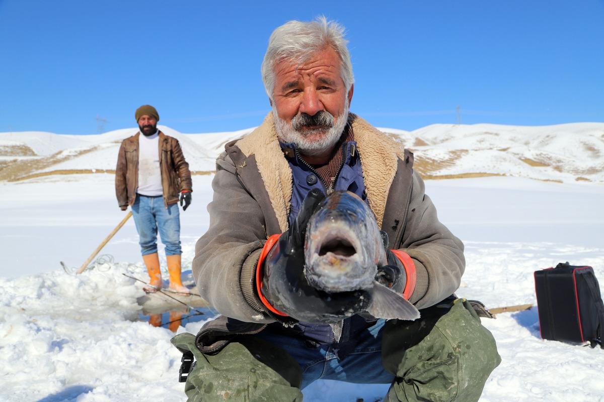 G&ouml;l&uuml;n donması avcıları durdurmadı... Eskimo usul&uuml; balık tuttular