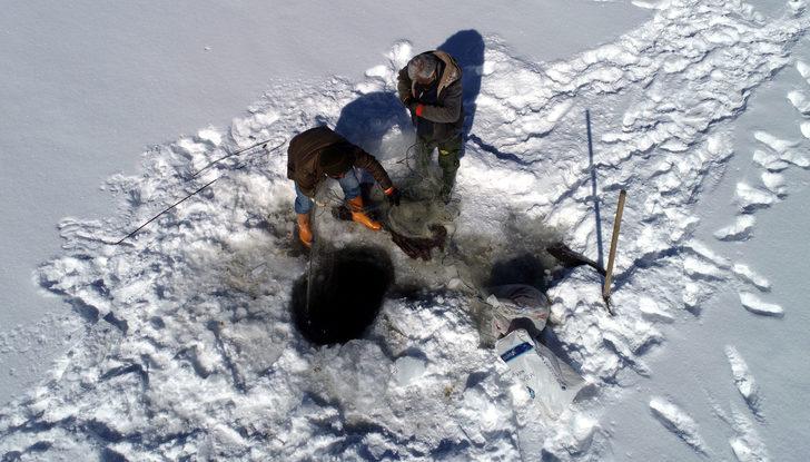 Gölün donması avcıları durdurmadı... Eskimo usulü balık tuttular G3