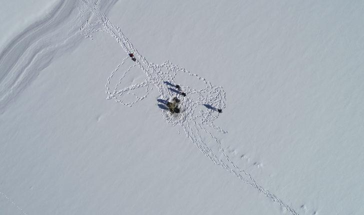 Gölün donması avcıları durdurmadı... Eskimo usulü balık tuttular G4
