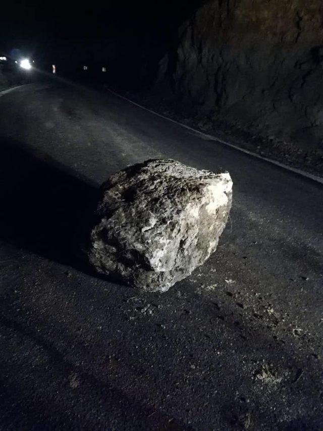 Karaman’da dağdan kopan kaya parçası yola düştü