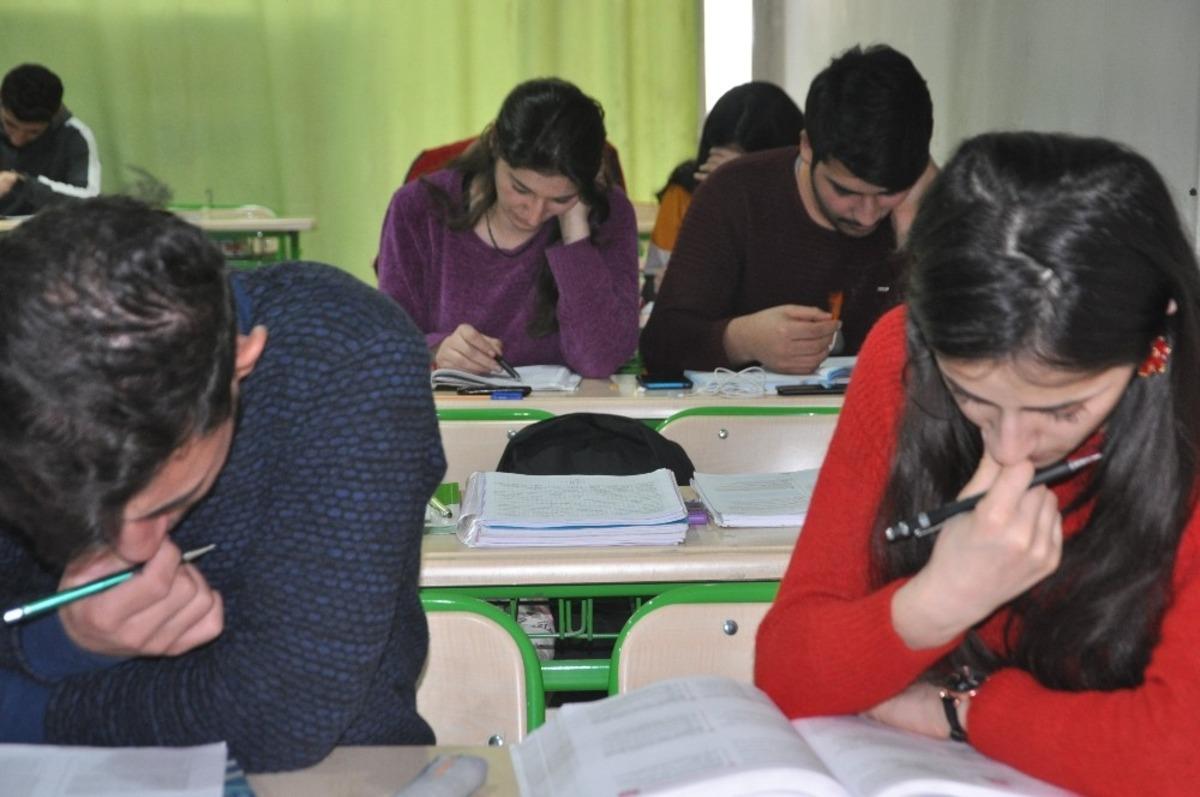Y&uuml;ksekovalı &ouml;ğrencilerden &lsquo;sınav merkezi&rsquo; talebi