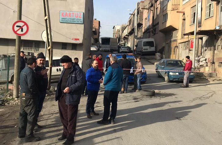 Kendilerine ait olduğunu iddia ederek yolu trafiğe kapattılar G1